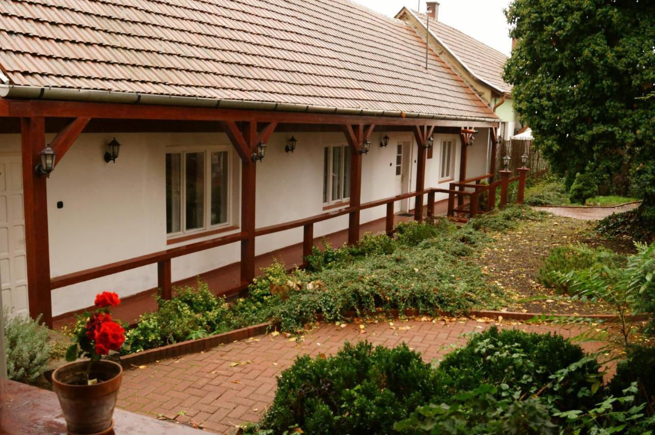 Malomudvar Etterem Cukraszda Panzio Es Rendezvenyhaz Gyöngyös 외부 사진
